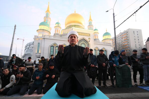 Имам Московской Соборной мечети Марат хазрат Аршабаев во время торжественного намаза по случаю праздника Ураза-байрам у Соборной мечети в Москве, Россия - Sputnik Таджикистан