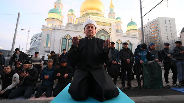 Имам Московской Соборной мечети Марат хазрат Аршабаев во время торжественного намаза по случаю праздника Ураза-байрам у Соборной мечети в Москве, Россия - Sputnik Таджикистан