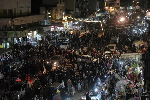 Палестинцы совершают покупки на рынке в городе Газа в преддверии праздника Ид аль-Фитр — Sputnik Таджикистан