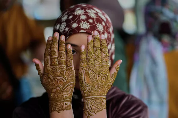 Мусульманская девушка позирует для фотографии с руками, украшенными хной, в преддверии праздника Ид аль-Фитр, знаменующего окончание месяца Рамадан, в городе Сринагар, контролируемом Индией Кашмире — Sputnik Таджикистан