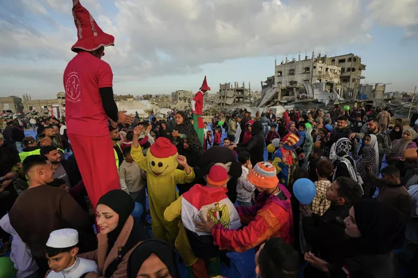 Палестинцы празднуют Ид аль-Фитр среди руин разрушенных зданий в Джабалии, сектор Газа — Sputnik Таджикистан