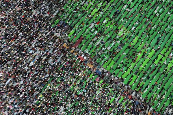 Вид с дрона на албанских мусульман, присутствующих на молитве по случаю окончания священного месяца Рамадан в Тиране, Албания - Sputnik Таджикистан