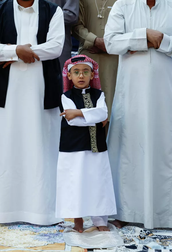 Мусульманские верующие присутствуют на молитве по случаю окончания священного месяца Рамадан (Ид аль-Фитр) в Большой мечети имама Турки бин Абдуллы в Эр-Рияде, Саудовская Аравия — Sputnik Таджикистан