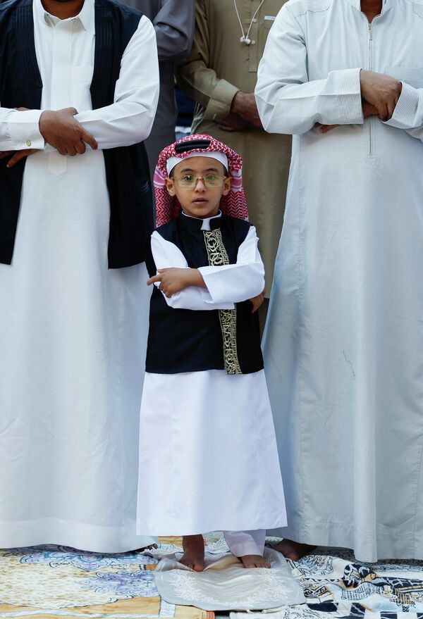 Мусульманские верующие присутствуют на молитве по случаю окончания священного месяца Рамадан (Ид аль-Фитр) в Большой мечети имама Турки бин Абдуллы в Эр-Рияде, Саудовская Аравия - Sputnik Таджикистан