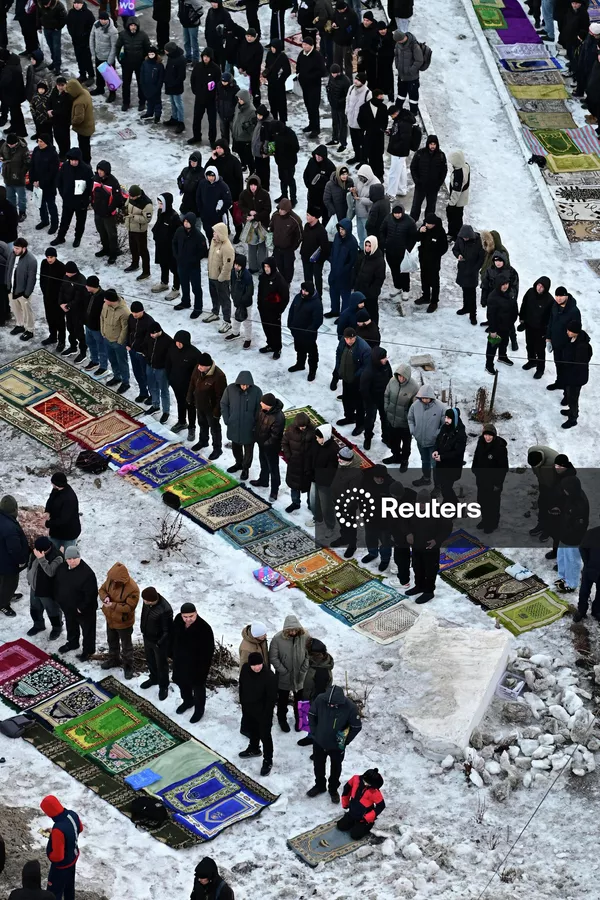 Мусульманские верующие совершают молитву по случаю окончания священного месяца Рамадан (Ураза-байрам) возле мечети морозным утром 20 марта 2026 года в сибирском городе Красноярске, Россия — Sputnik Таджикистан