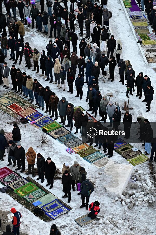 Мусульманские верующие совершают молитву по случаю окончания священного месяца Рамадан (Ураза-байрам) возле мечети морозным утром 20 марта 2026 года в сибирском городе Красноярске, Россия - Sputnik Таджикистан