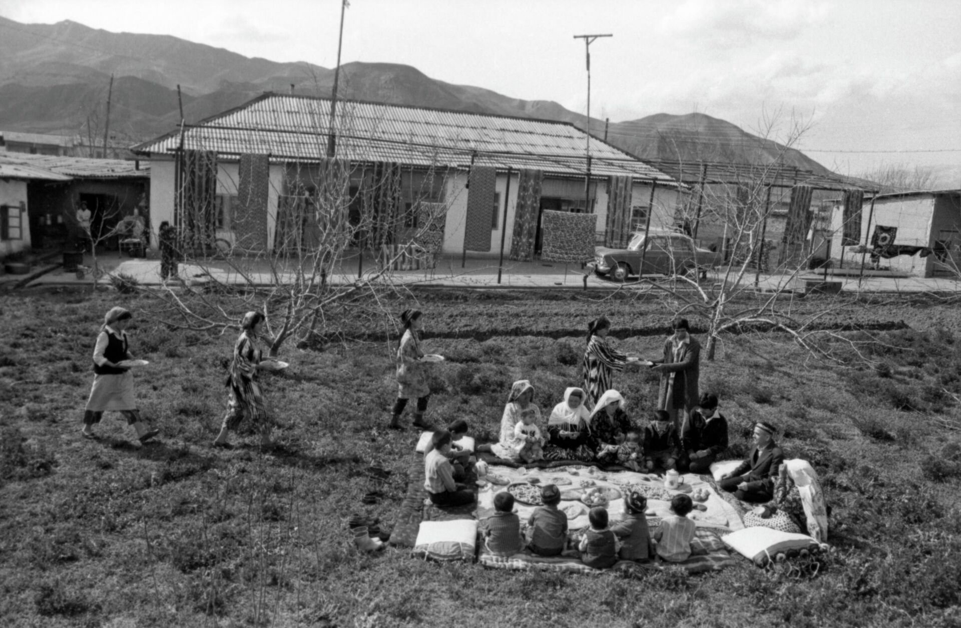 Узбекская ССР. Жители узбекского села отмечают один из самых древних и любимых в народе праздников - Новруз (в переводе с персидского новый день). Тюркские и иранские народы отмечают его 21 марта в день весеннего равноденствия. - Sputnik Таджикистан, 1920, 20.03.2026