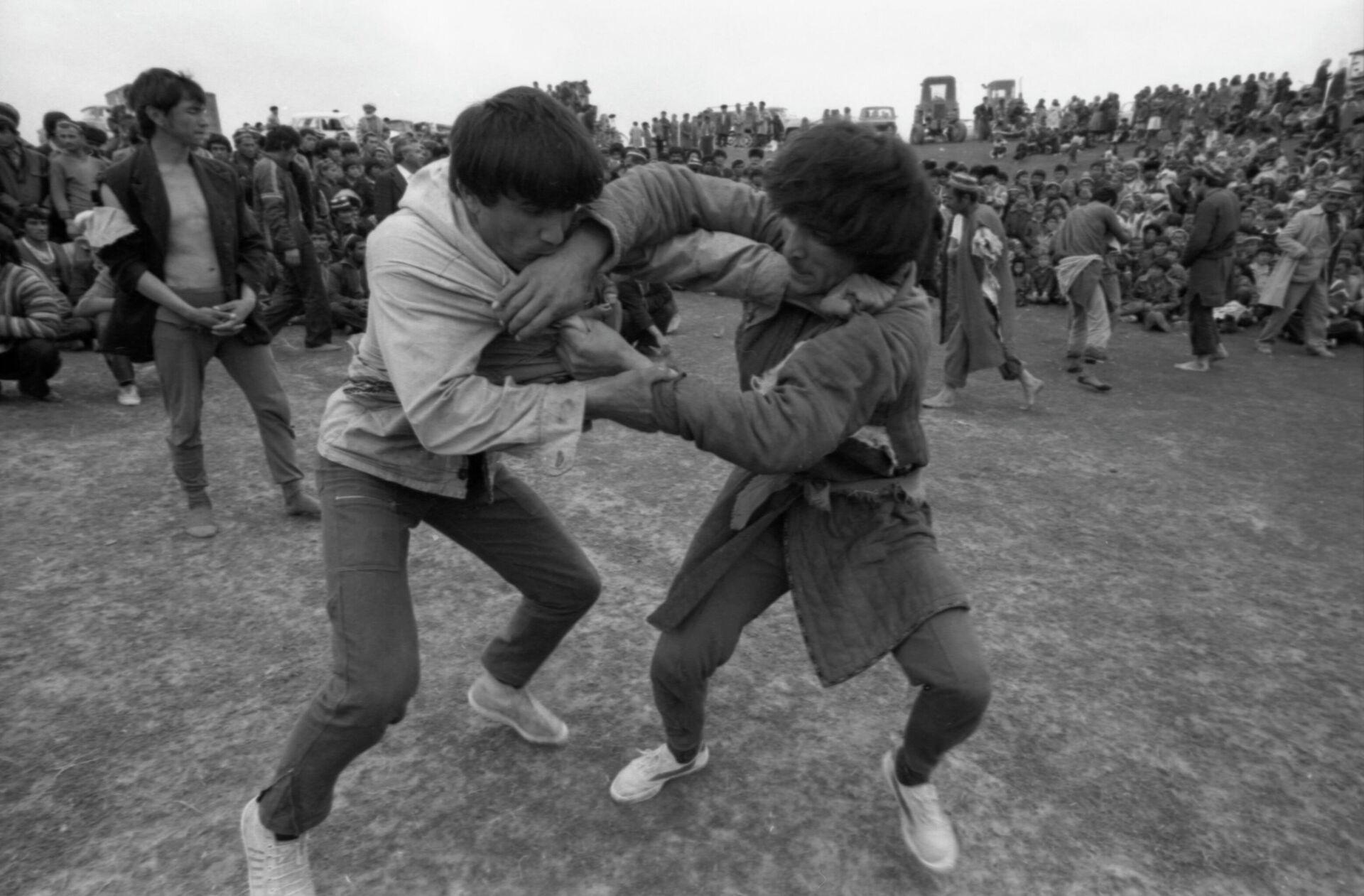 Таджикская ССР. Праздник Навруз (день весеннего равноденствия) в колхозе Победа Пянджского района. Поединок борцов во время праздника. - Sputnik Таджикистан, 1920, 20.03.2026