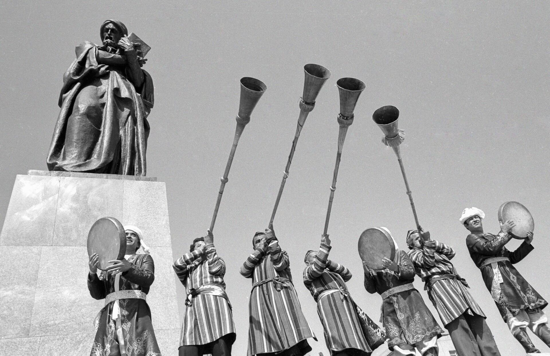 Местные жители играют на национальных музыкальных инструментах во время празднования праздника весны Навруз. - Sputnik Таджикистан, 1920, 20.03.2026