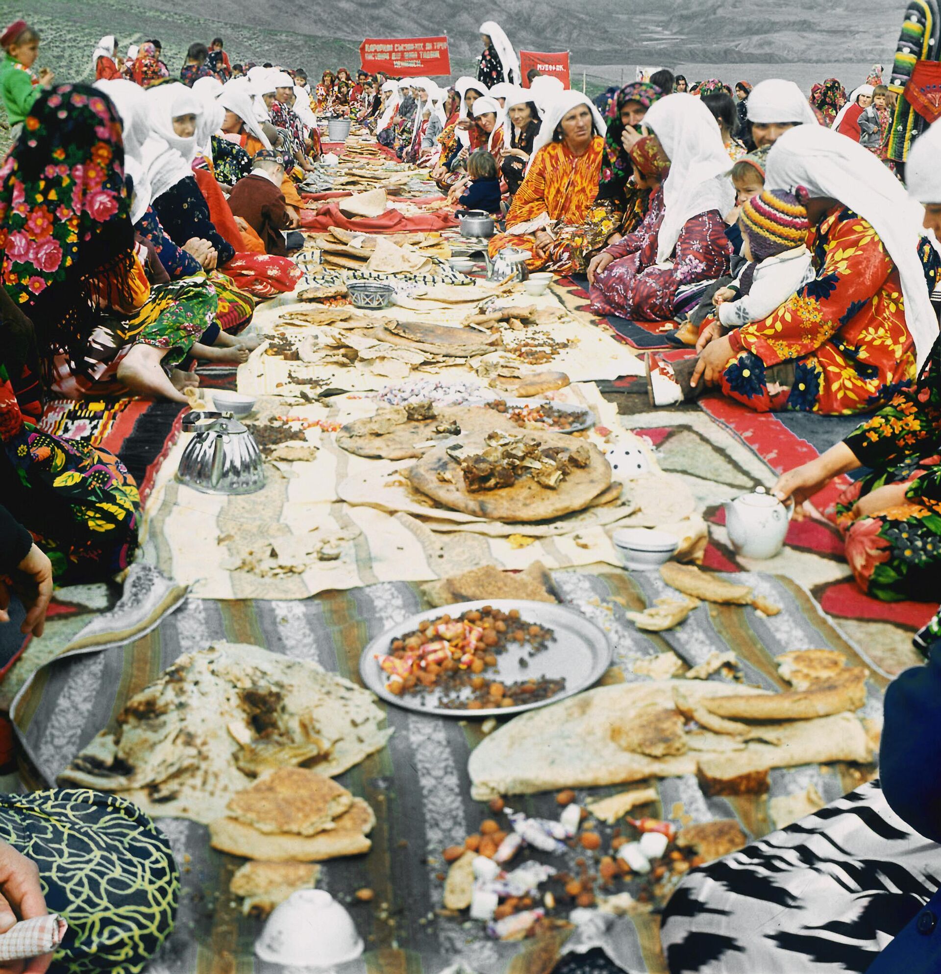 Односельчане за большим столом во время празднования весеннего новогоднего праздника равноденствия - Навруза в кишлаке Иол в Кулябской области Таджикской ССР. - Sputnik Таджикистан, 1920, 20.03.2026