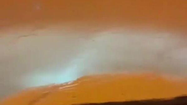 Дар ҳоле ки дар Саҳрои Кабир барф меборад, тӯфони рег Арабистони Саудиро фаро гирифтааст: тасвирҳои манзараҳои аҷиби норинҷии Миррих дар интернет паҳн мешаванд - Sputnik Тоҷикистон