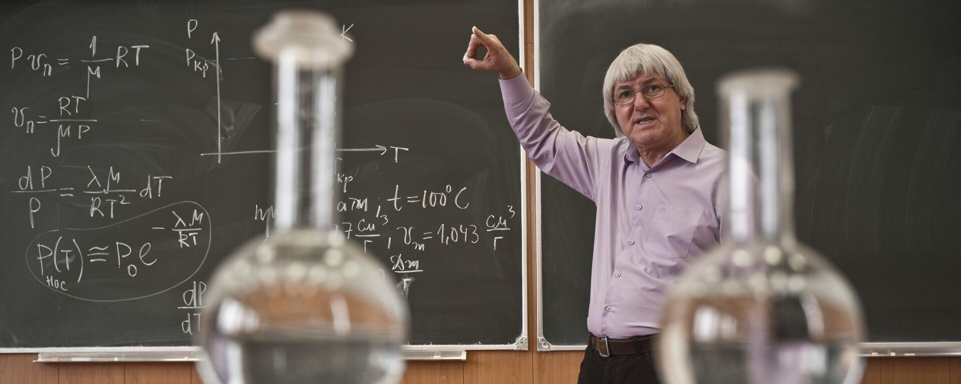 Преподаватель Владимир Овчинкин во время проведения лекции по термодинамике в Московском физико-техническом институте.  - Sputnik Таджикистан, 1920, 21.03.2026
