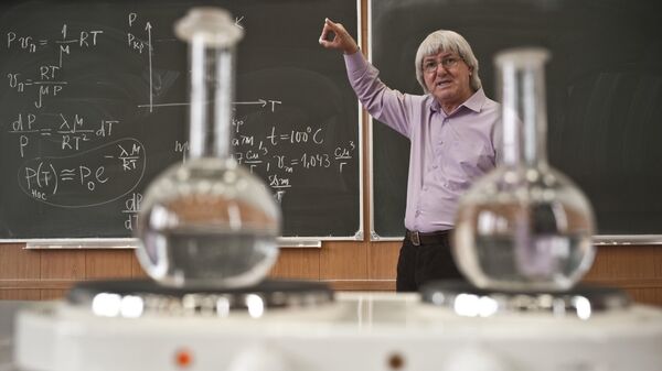 Преподаватель Владимир Овчинкин во время проведения лекции по термодинамике в Московском физико-техническом институте.  - Sputnik Таджикистан