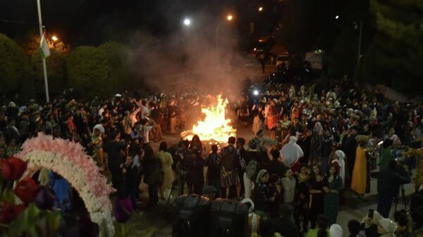 Оташи Наврӯз - маросими анъанавӣ, ки расман ҷашнҳои бузурги Соли Нави форсиро дар саросари кишвар оғоз мекунад, дар Боғи Ғалаба афрӯхта шуд, хабар медиҳад хабарнигори @SputnikTj - Sputnik Тоҷикистон