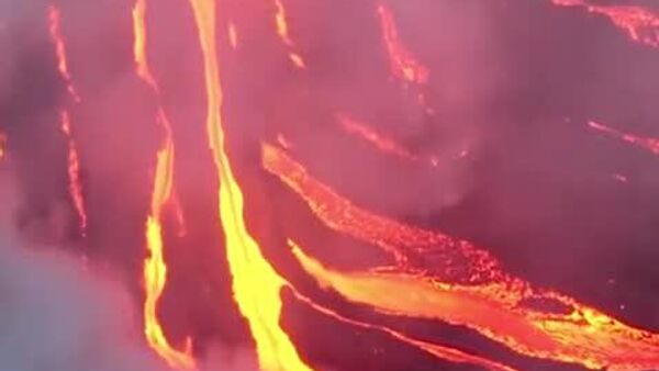 Страшно красиво: на французском острове Реюньон уже неделю извергается вулкан - Sputnik Таджикистан