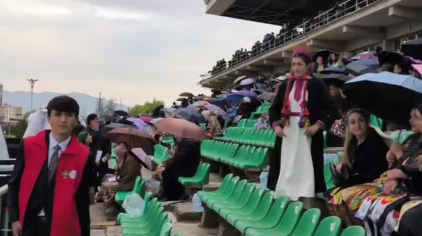 И даже дождь не помеха: жители и гости Душанбе уже готовы встречать Навруз на ипподроме столицы - Sputnik Таджикистан