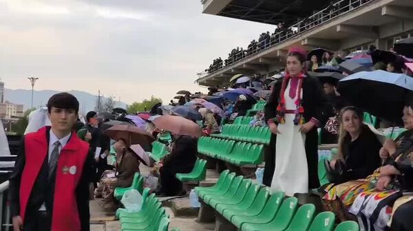 Ҳатто борон монеа нест: сокинон ва меҳмонони Душанбе омодаанд, ки Наврӯзро дар ипподроми пойтахт ҷашн гиранд - Sputnik Тоҷикистон