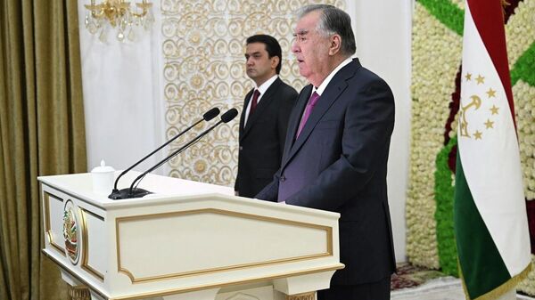 Эмомалӣ Раҳмлн дар тантанаҳои идонаи наврӯзӣ дар дар “Наврӯзгоҳ” - и пойтахт ширкат ва сокинону меҳмононро табрик кард - Sputnik Тоҷикистон