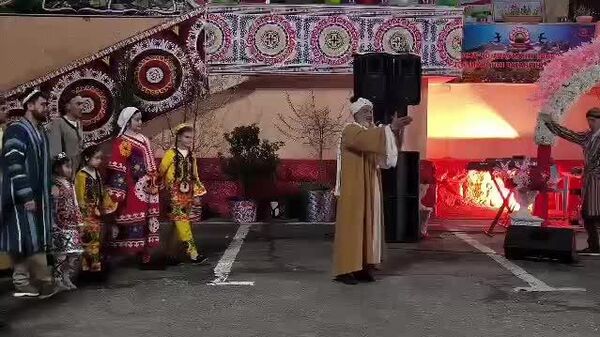 А вот так сегодня в Душанбе встретили долгожданный древний праздник весны - Навруз - Sputnik Таджикистан