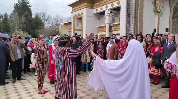 Фестивали байналмилалӣ дар боғи Боғи Ирам ана ҳамин гуна бошукӯҳ баргузор шуд - Sputnik Тоҷикистон