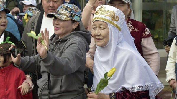 Туристический поезд Jibek Joly впервые прибыл в Душанбе из Казахстана, сообщает корреспондент @SputnikTj - Sputnik Таджикистан