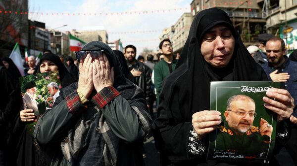 Похороны главы иранской службы безопасности Али Лариджани и жертв крушения военного корабля IRIS Dena на площади Энгелаб в Тегеране, 18 марта 2026 года.  - Sputnik Таджикистан