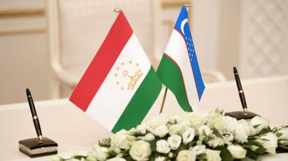 Флаги Узбекистана и Таджикистана