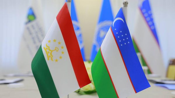 Флаги Узбекистана и Таджикистана  - Sputnik Таджикистан