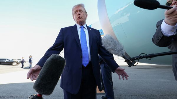 Президент США Дональд Трамп общается с представителями СМИ, Флорида, США, 23 марта 2026 года.  - Sputnik Тоҷикистон