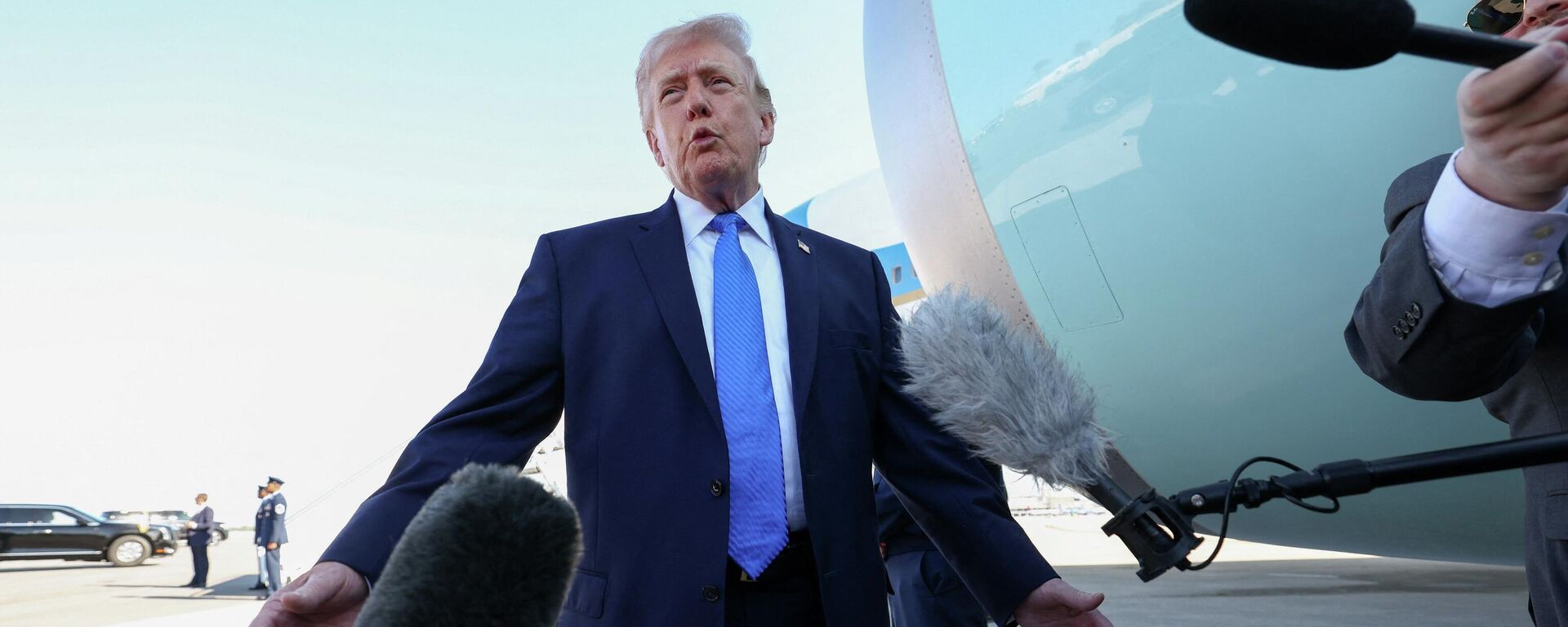 Президент США Дональд Трамп общается с представителями СМИ, Флорида, США, 23 марта 2026 года.  - Sputnik Тоҷикистон, 1920, 24.03.2026