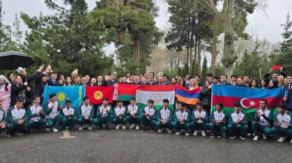 В Душанбе прошла акция Дерево дружбы, сообщает Комитет по делам молодежи и спорта - Sputnik Таджикистан