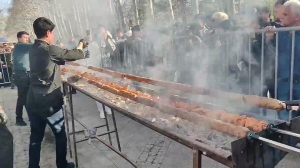 Дар Самарқанд сихкабоби бузурги 50-метра тайёр карда шуд - Sputnik Тоҷикистон