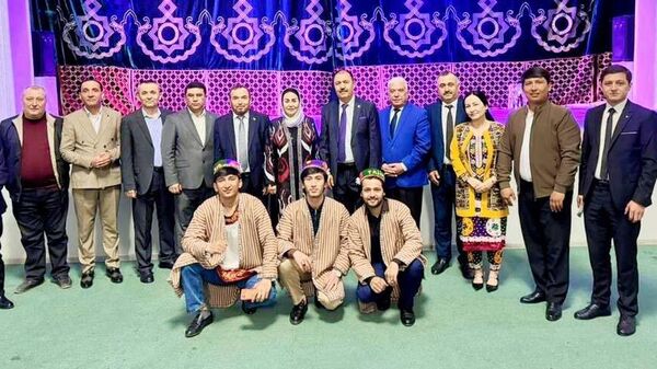 Артисты музыкально-комедийного театра имени Ато Мухаммаджонова.  - Sputnik Тоҷикистон