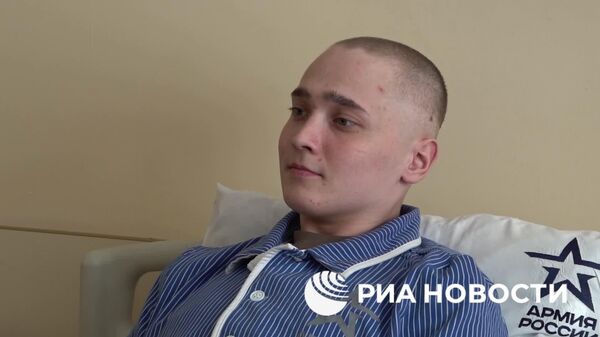 Ситораи тиллоӣ-и Қаҳрамони Русияро ба сарбоз Сергей Ярашев, ки 68 рӯз танҳо дар наздикии Гришино дар Донетск мавзеяшро аз душман ҳифз кард, супорида шуд - Sputnik Тоҷикистон