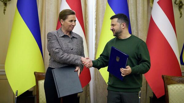 Владимир Зеленский и премьер-министр Дании Метте Фредериксен во время подписания документов во Львове, Украина, пятница, 23 февраля 2024 года.  - Sputnik Таджикистан