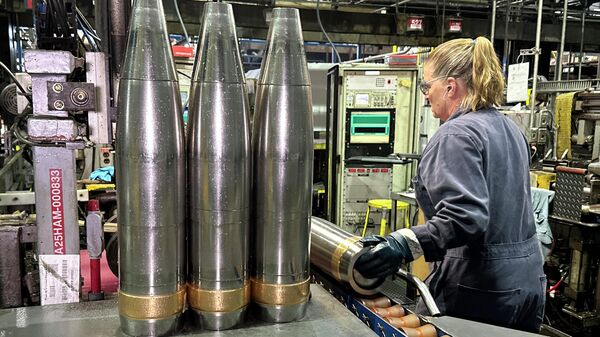Производство 155-мм артиллерийских снарядов на заводе боеприпасов в Скрантоне, штат Пенсильвания. - Sputnik Тоҷикистон