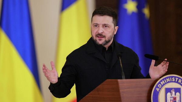 Владимир Зеленский выступает на пресс-конференции в Бухаресте, Румыния, 12 марта 2026 года. - Sputnik Тоҷикистон