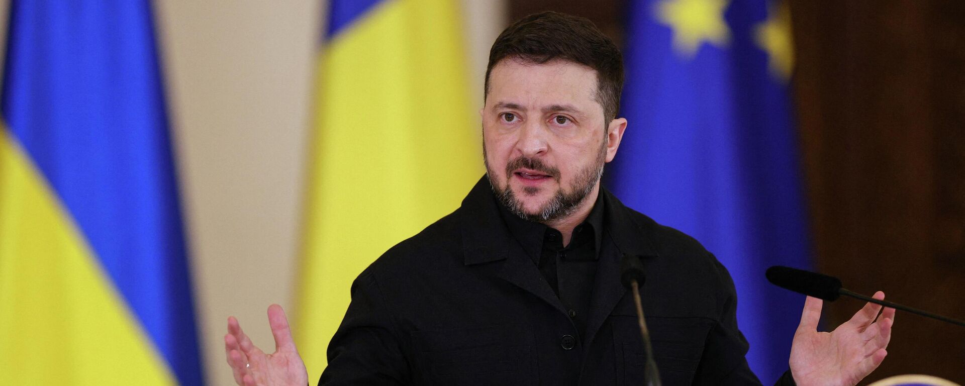 Владимир Зеленский выступает на пресс-конференции в Бухаресте, Румыния, 12 марта 2026 года. - Sputnik Тоҷикистон, 1920, 25.03.2026