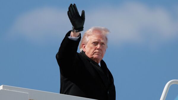Президент США Дональд Трамп на авиабазе Довер в городе Довер, штат Делавэр, США, 18 марта 2026 года.  - Sputnik Тоҷикистон