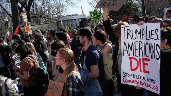 Демонстрация против войны с Ираном в Вашингтоне, США, 28 февраля 2026 года.  - Sputnik Таджикистан