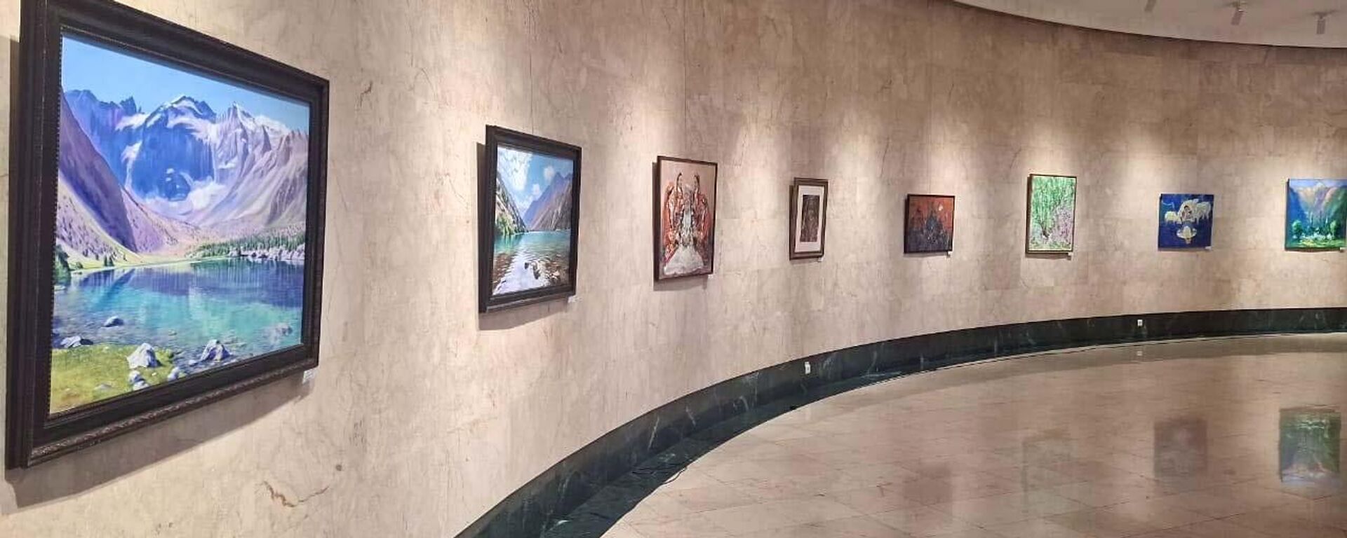 Выставка работ современных таджикских художников под названием Цвета Навруза. - Sputnik Таджикистан, 1920, 26.03.2026