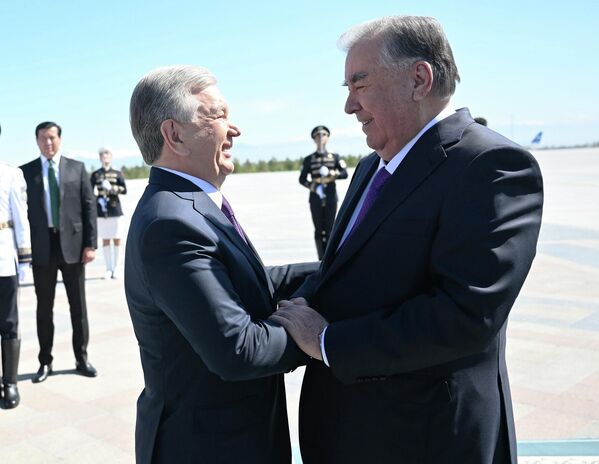 26 марта президент Таджикистана Эмомали Рахмон с государственным визитом прибыл в Ташкент – столицу Узбекистана. Его встретил Президент страны Шавкат Мирзиёев. - Sputnik Таджикистан