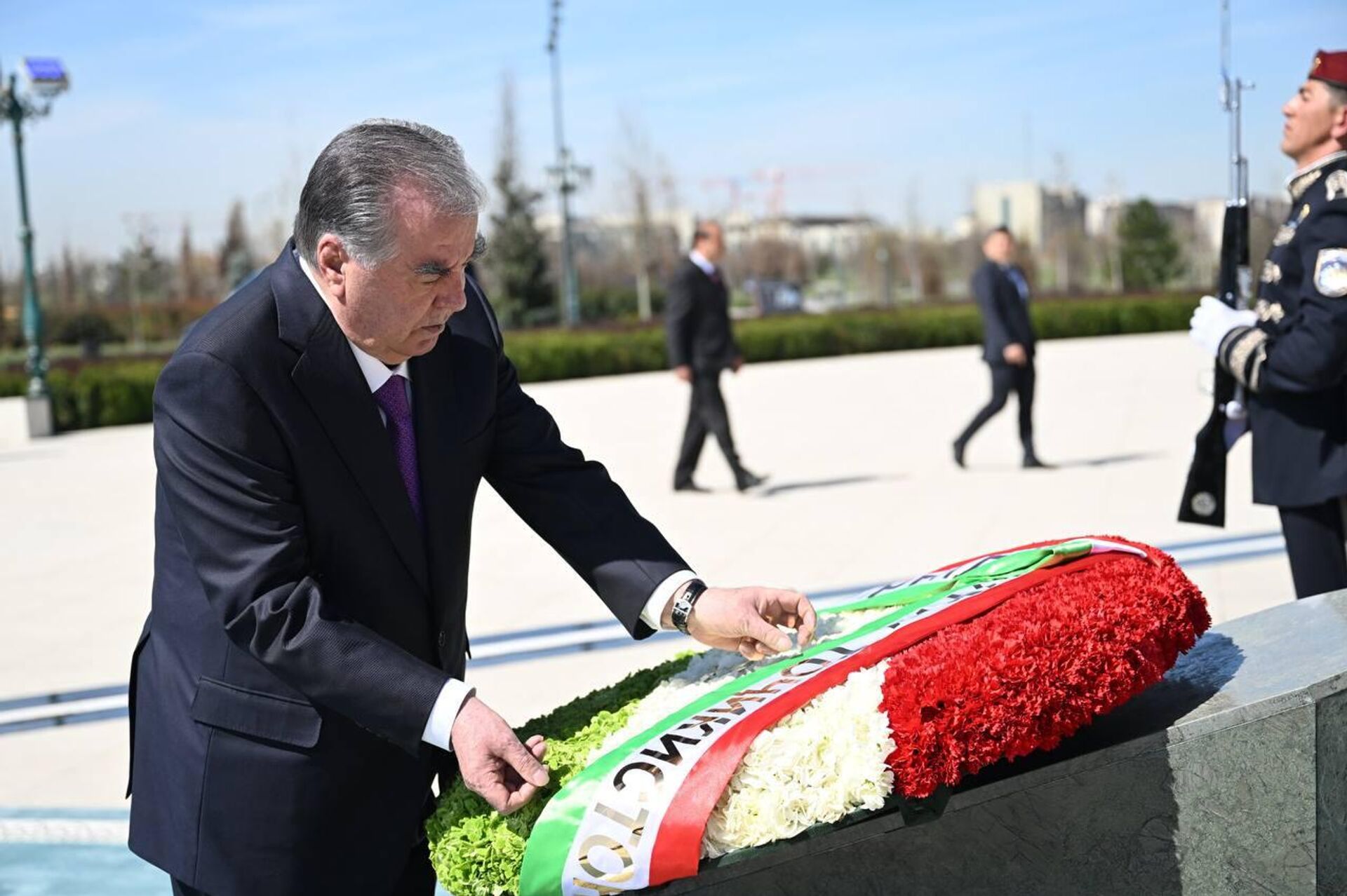 Эмомали Рахмон возложил венок к Монументу Независимость и гуманизм в Узбекистане - Sputnik Тоҷикистон, 1920, 26.03.2026