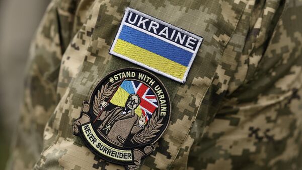 Нашивка на рукаве украинского солдата в британском армейском учебном лагере в Восточной Англии, Великобритания, 24 февраля 2026 года.  - Sputnik Таджикистан