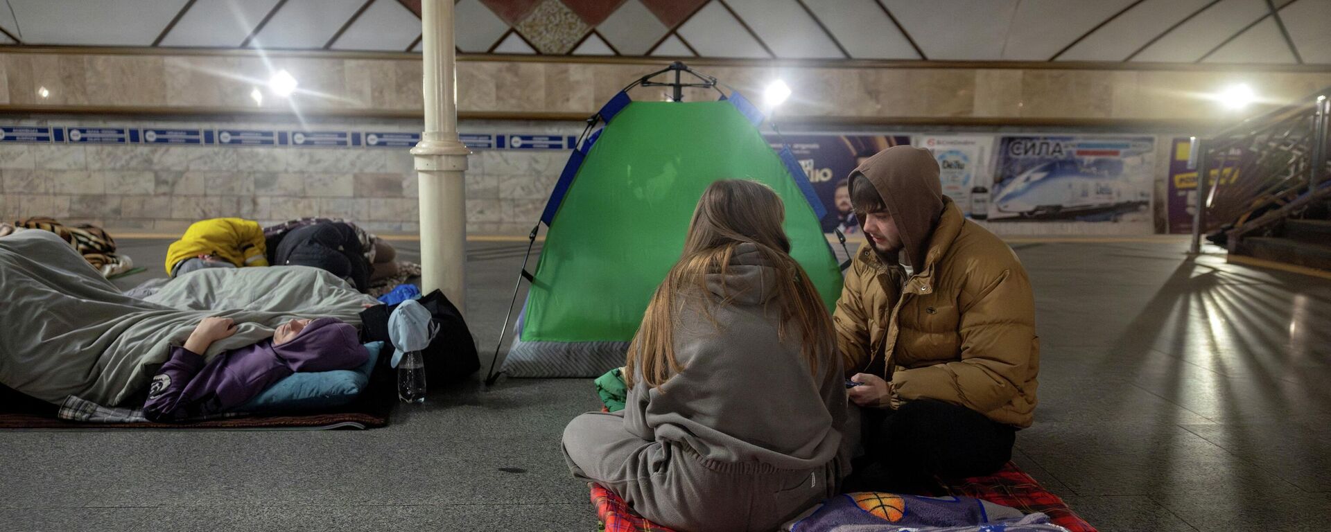 Люди укрываются на станции метро во время предупреждения о воздушной тревоге в Киеве 24 марта 2026 года.  - Sputnik Таджикистан, 1920, 27.03.2026
