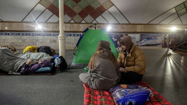 Люди укрываются на станции метро во время предупреждения о воздушной тревоге в Киеве 24 марта 2026 года.  - Sputnik Таджикистан