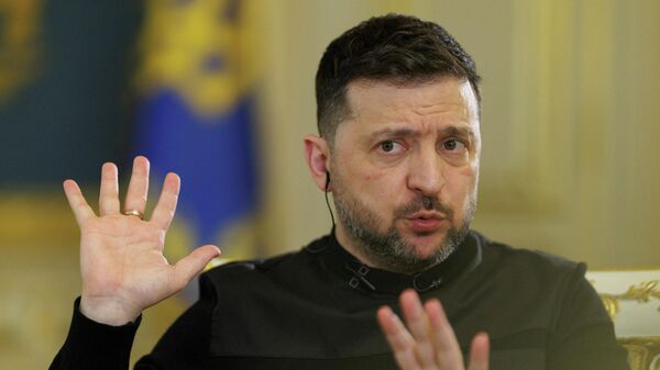 Владимир Зеленский дает интервью агентству Reuters в Киеве, Украина, 25 марта 2026 года.  - Sputnik Тоҷикистон