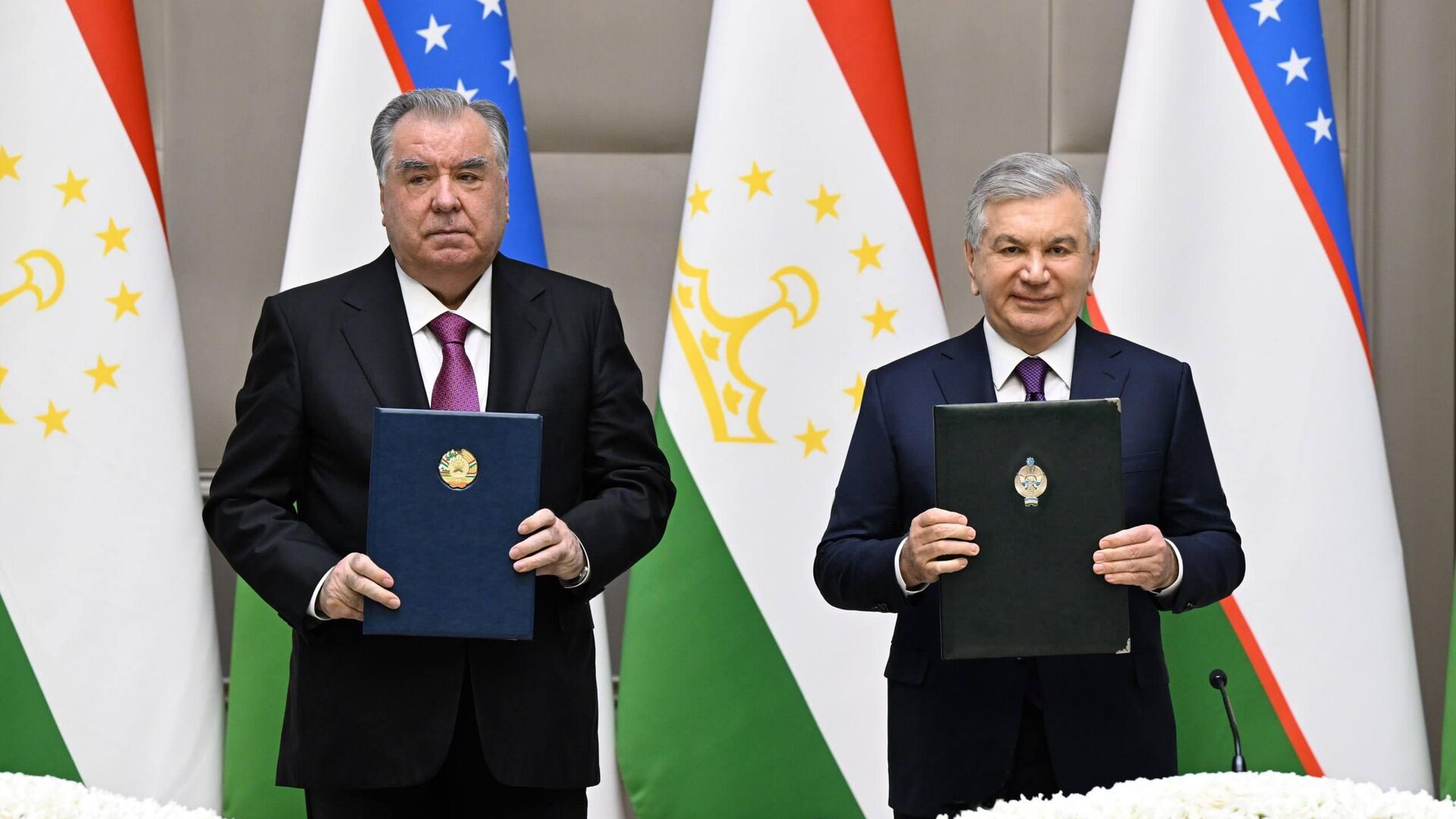 Президент Республики Узбекистан Шавкат Мирзиёев и Президент Республики Таджикистан Эмомали Рахмон подписали Совместное заявление об углублении стратегического партнерства и союзнических отношений. Президент Республики Узбекистан Шавкат Мирзиёев и Президент Республики Таджикистан Эмомали Рахмон подписали Совместное заявление об углублении стратегического партнерства и союзнических отношений. - Sputnik Тоҷикистон, 1920, 27.03.2026