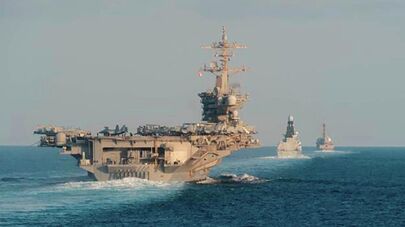 Авианосец "Авраам Линкольн" проходит через Ормузский пролив. Архивное фото