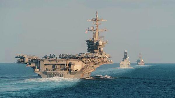 Авианосец Авраам Линкольн проходит через Ормузский пролив. Архивное фото  - Sputnik Таджикистан